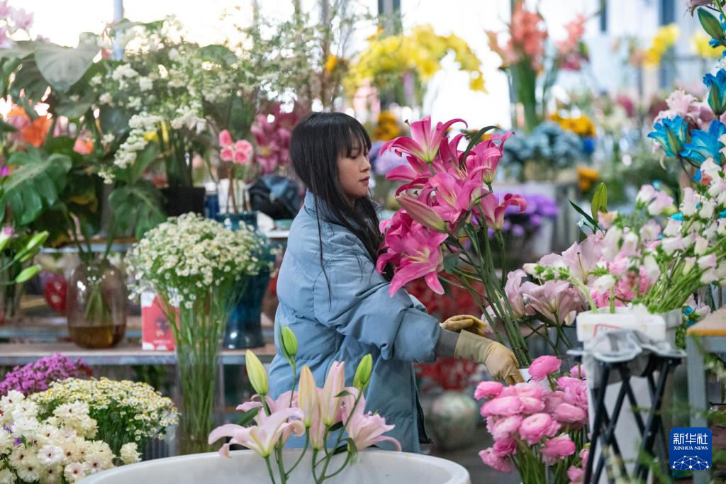 中国经济样本观察·“镇”了不起|从花田花市到花都鲜花“绽放”出双百亿“浪漫经济”_新华网(图6)