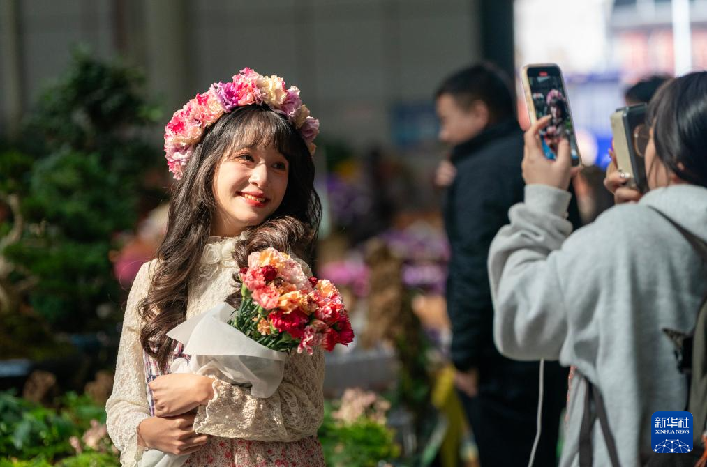 中国经济样本观察·“镇”了不起|从花田花市到花都鲜花“绽放”出双百亿“浪漫经济”_新华网(图5)