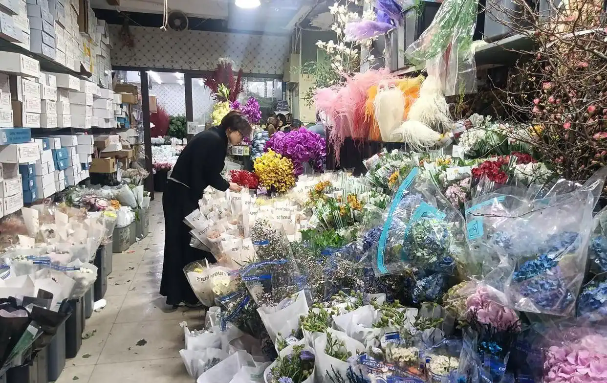 三八节临近杭城花市如何？浅色系玫瑰更受宠(图1)