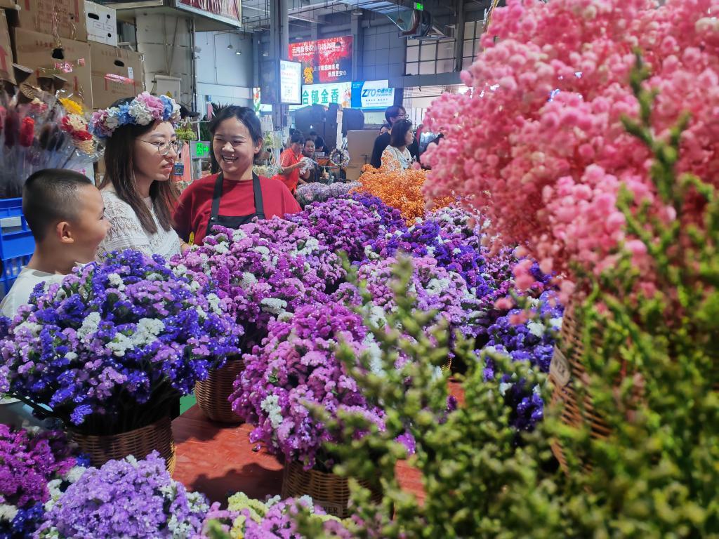 直播电商助力云南“鲜花经济”持续火热(图1)