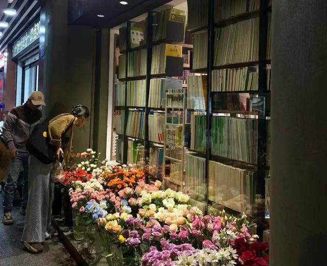 七夕不送玫瑰改送花菜！这一届年轻人“反套路”重新定义浪漫｜封面头条(图9)