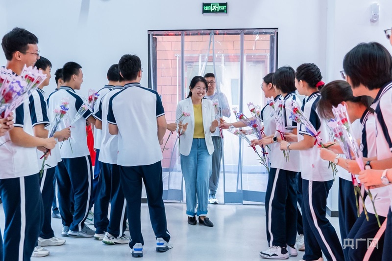 以教育家精神铸魂强师谱写教育强国建设华章——北京第五实验学校举办庆祝第41个教师节活动(图1)