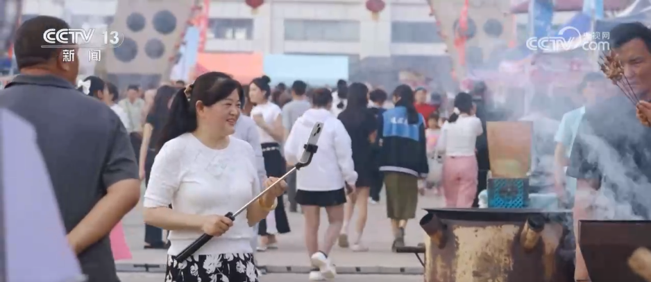 砥砺奋进七十载天山南北谱华章贫困村→小康村各民族携手一心共筑富裕路(图2)