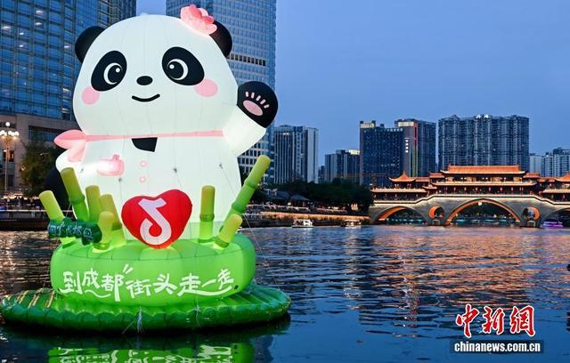 成都街头邂逅“哪吒”“花花”数字文创升级黄金周文旅新场景(图5)