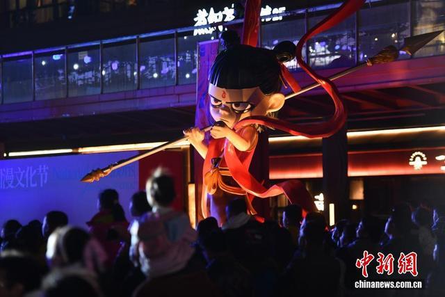 成都街头邂逅“哪吒”“花花”数字文创升级黄金周文旅新场景(图3)