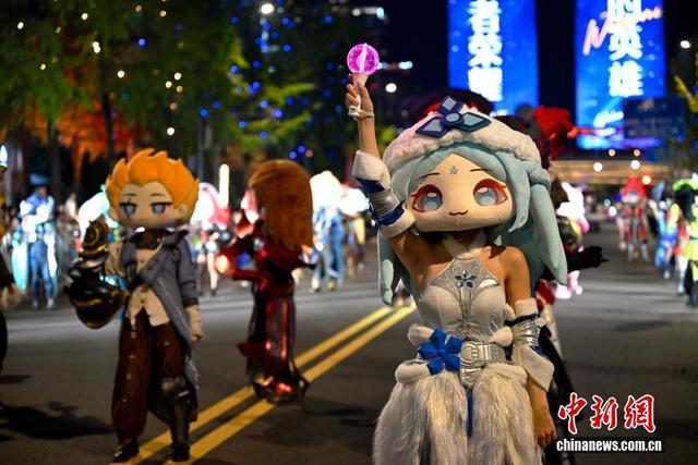 成都街头邂逅“哪吒”“花花”数字文创升级黄金周文旅新场景(图2)