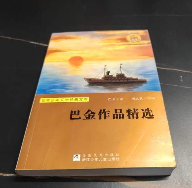 “温暖的灯始终亮着”他们来武康路打卡纪念巴老！有人带来鲜花有人带来多年前的手抄本(图2)