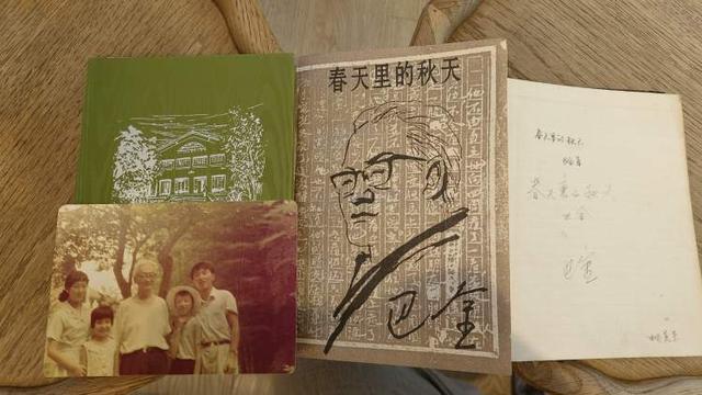 “温暖的灯始终亮着”他们来武康路打卡纪念巴老！有人带来鲜花有人带来多年前的手抄本(图6)