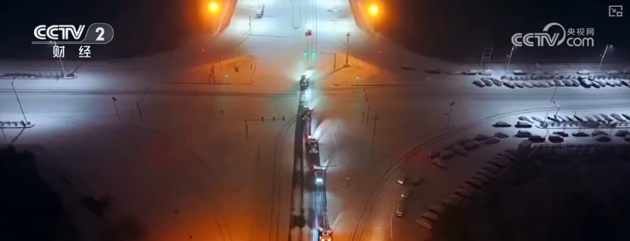 清扫、巡逻、走访……各部门协力应对风雪保障道路畅通与群众生产生活(图1)
