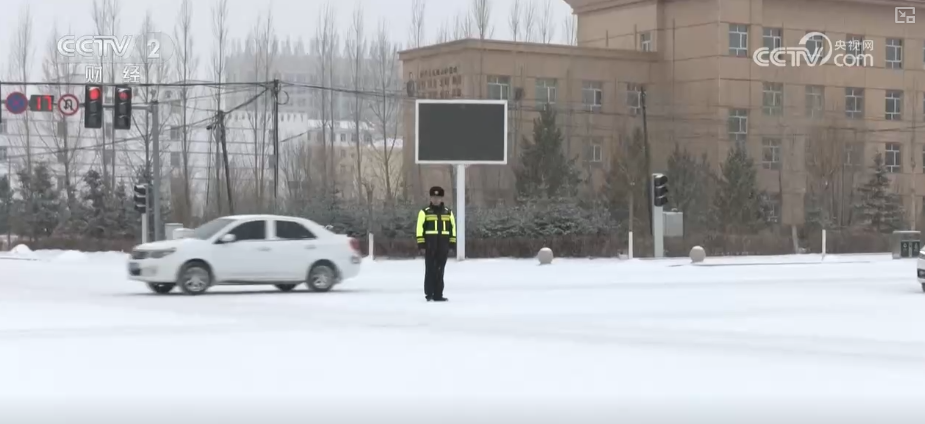 清扫、巡逻、走访……各部门协力应对风雪保障道路畅通与群众生产生活(图7)