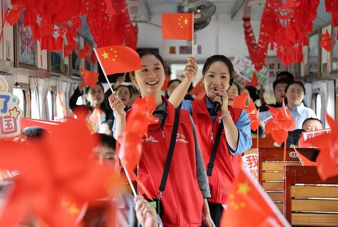 彩云之南“志愿红”温暖而绚丽(图2)