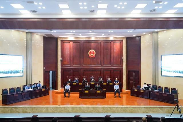 副教授看到路边“毒花丛”立即举报检察官为“拔草除花”还出了庭(图2)