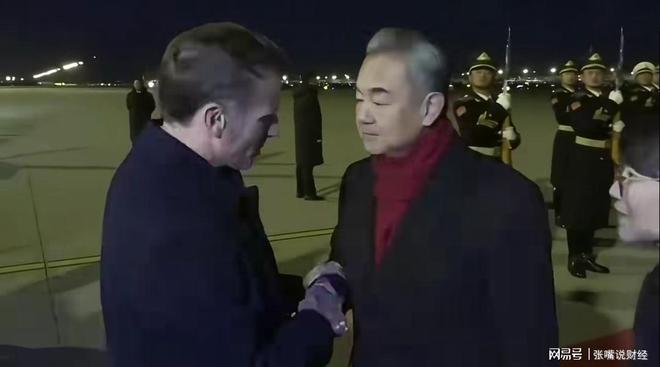 马克龙访华中方给足面子三军仪仗队鲜花红地毯一样都不少(图1)