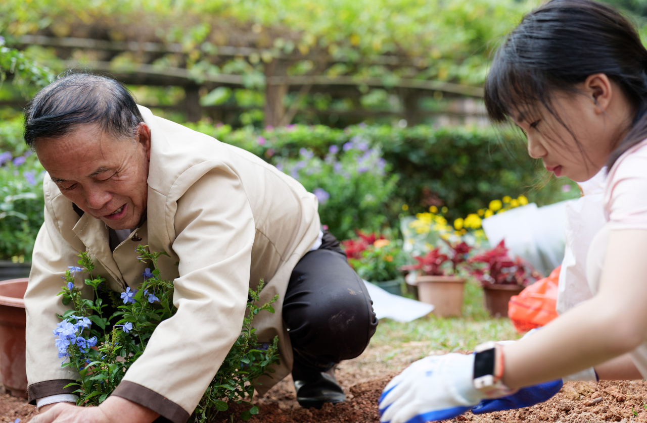 深圳学府社区携手居民花一小时焕新家园生态(图2)