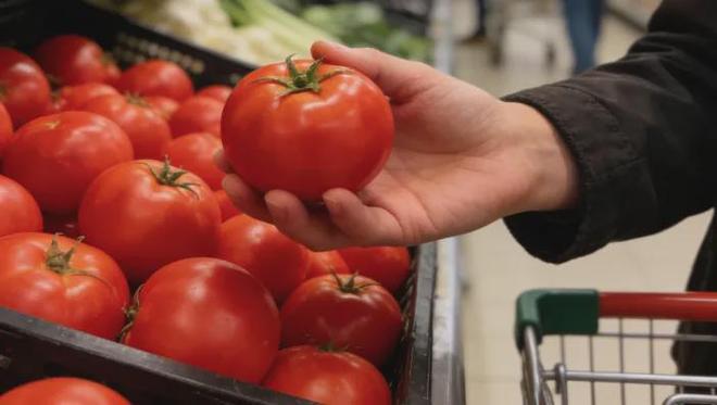 “俩西红柿10块钱”!为啥涨何时降?(图1)