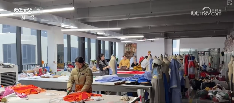 年味浓、消费旺!鲜花、美食、花灯……订单爆满“年经济”新意十足亮点多(图11)