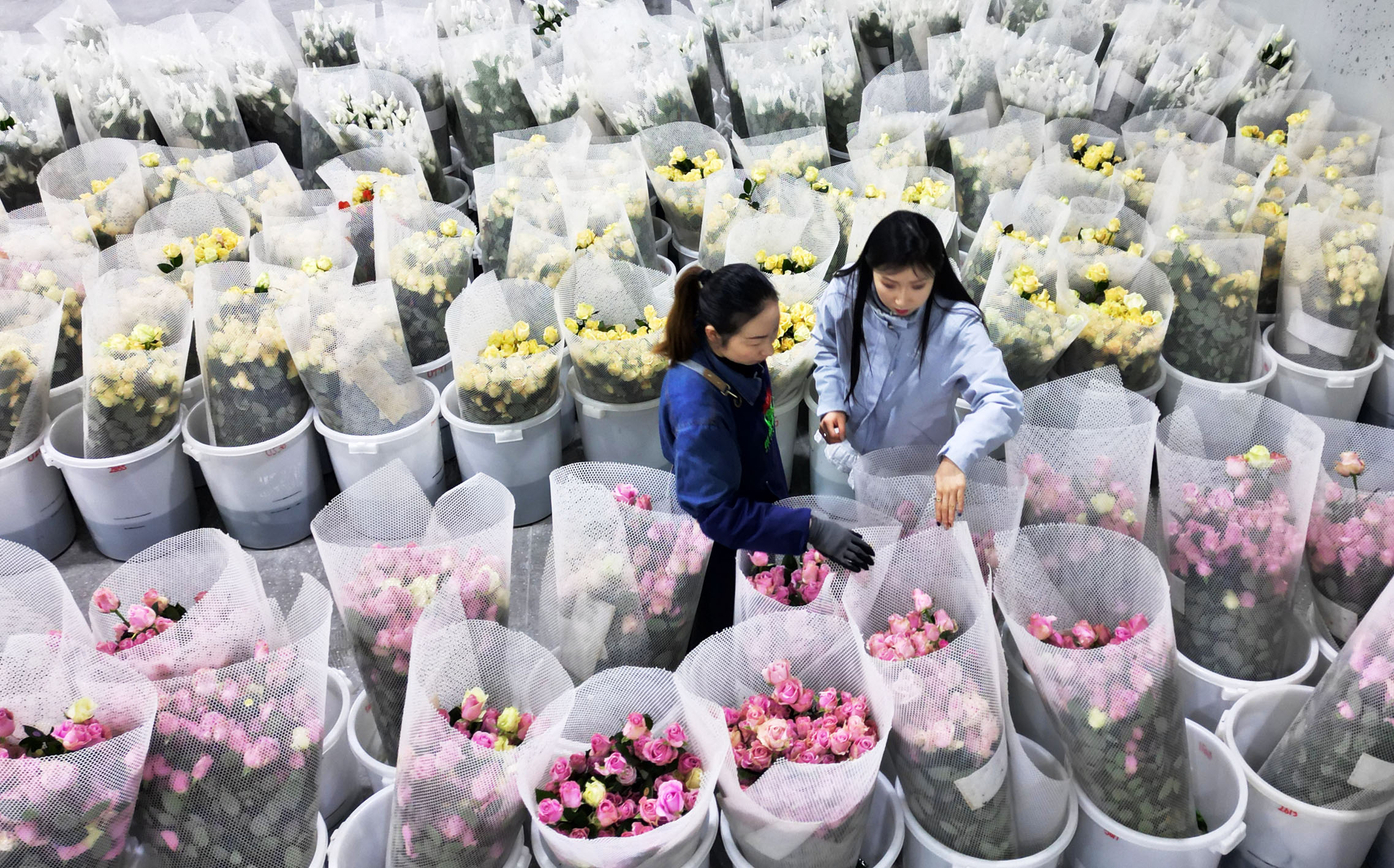 新春走基层｜鲜花添彩文创增味非遗年货市场精彩纷呈(图1)