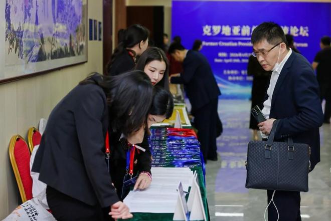 艺通中外情连中克——艺术家杜永雄出席克罗地亚前总统交流论坛(图2)